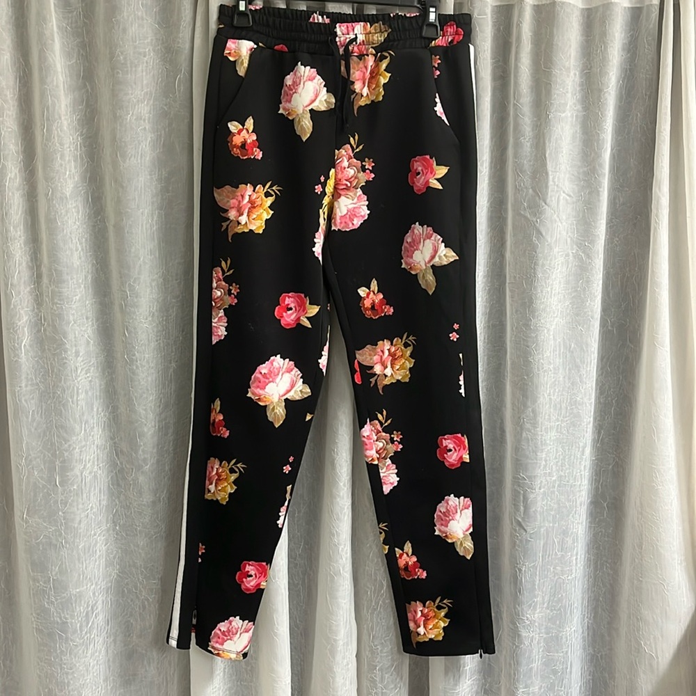 Black & Pink floral athleisure pant with strips on side - Brand: LoveFire Size M